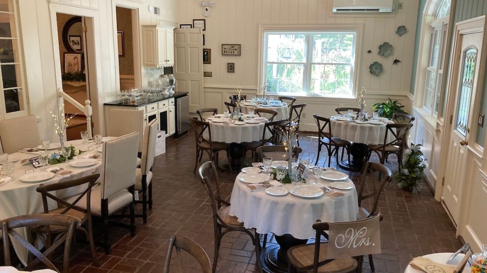 Dining room with tables and chairs